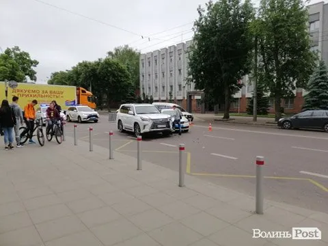 У Луцьку позашляховик не розминувся з автомобілем патрульних (фото)