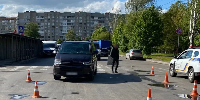 У Луцьку бус збив дитину на переході (фото)