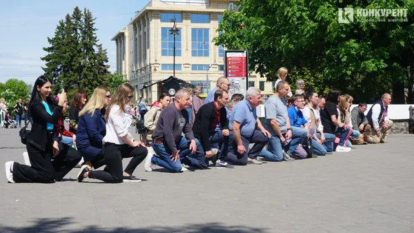 Сльози мужніх: Луцьк на колінах проводжав молодого Героя (фото, відео)