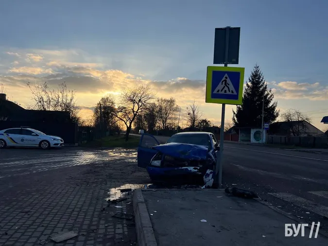 Водійку забрала «швидка»: під Володимиром зіткнулися Opel та Skoda (фото)