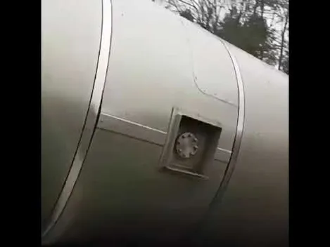 На Волині з дороги злетіла вантажівка з цистерною і перекинулась (відео)