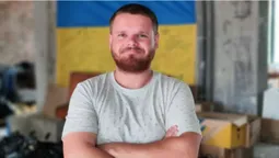 Луцький кликун допомагає військовим – складає сухпайки та збирає гроші на приціл (відео)