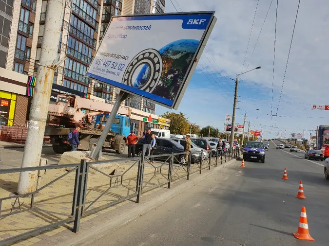 У Луцьку фура в'їхала в білборд: може впасти (фото)