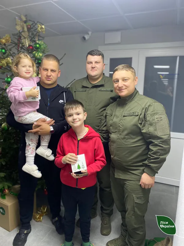 Волинські лісівники завітали до дитячих лікарень з подарунками для малечі