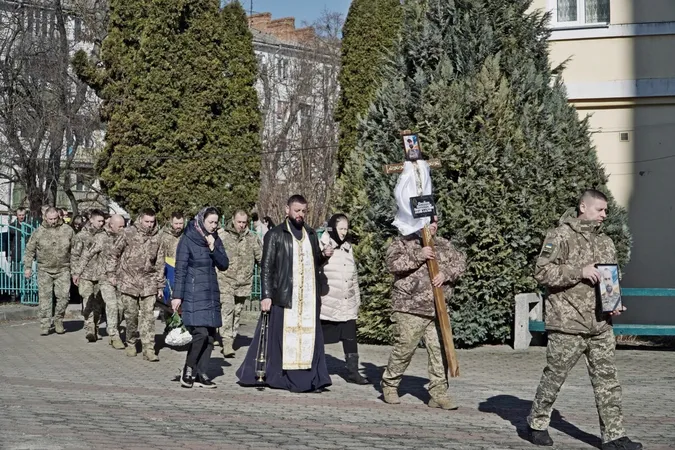 На Волині попрощалися із воїном та батьком трьох дітей Олександром Дроботом (фото)