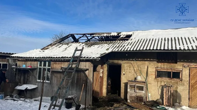 У Луцькому районі зайнялася будівля з кормами для худоби (фото)