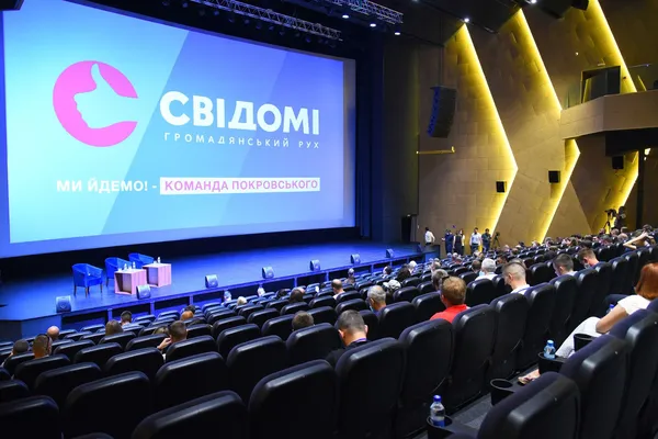 «Половину списку сформуєте ви»: Покровський веде лучан у владу (РЕПОРТАЖ)