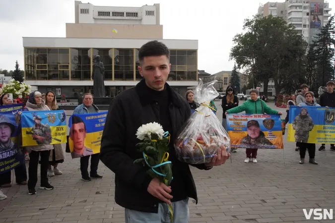 «Для мене це вже моя реальність»: у Луцьку зустріли Павла Літвіна після 50 місяців російського полону (фото)