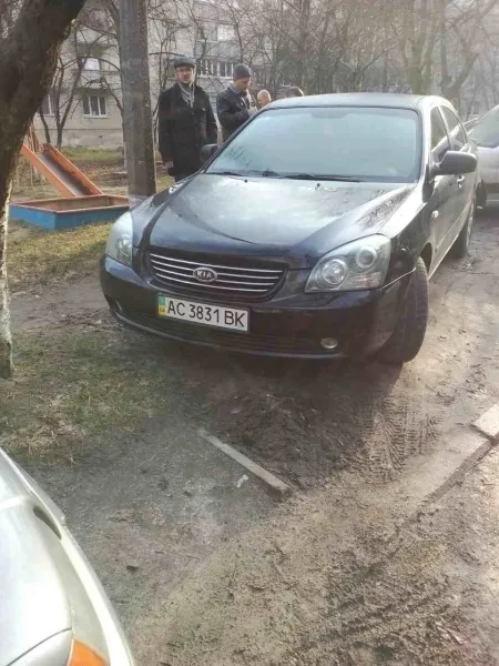 Луцькі муніципали «полюють» на порушників правил паркування (фото)