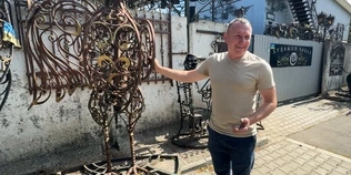 Багатство – в людських вміннях, руках та інструменті: коваль з Луцька продовжує справу діда та прадіда (відео)