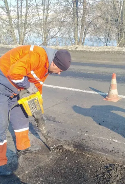 На Волині почали латати розбиті за зиму дороги (фото)