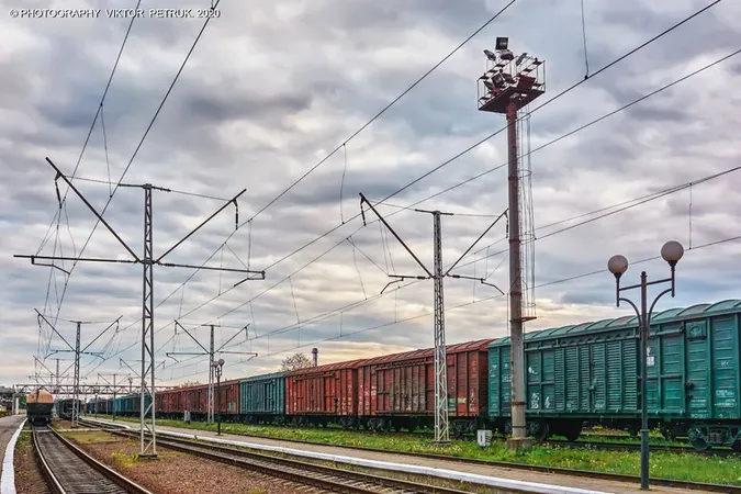Фотограф показав весняні ранки на порожніх вулицях Луцька