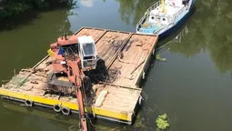 Показали, як у Луцьку чистять Стир (фото, відео)