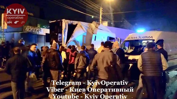 У Києві фура протаранила зупинку (фото)