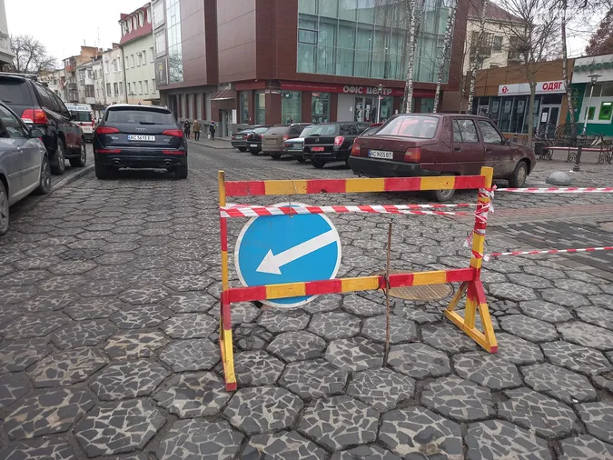 У центрі Луцька провалюється трилінка (фото)
