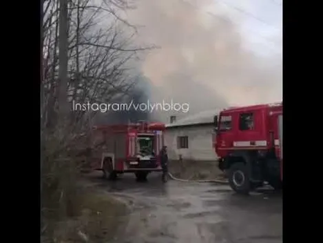Недалеко від Луцька горів склад будматеріалів (відео)