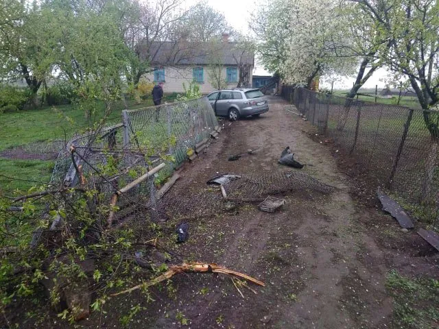 На Волині автомобіль вилетів  на город