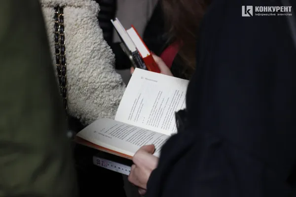 «Я спитав, чи працюють у вас театри»: про що говорив Сергій Жадан у Луцьку (фото)