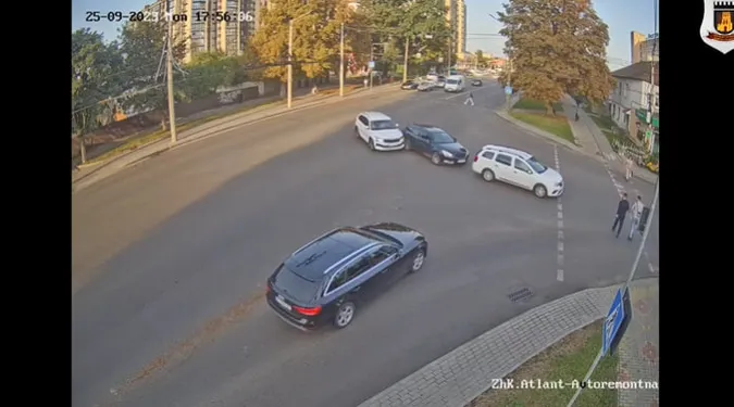 Показали момент подвійної аварії на Рівненській у Луцьку (відео)