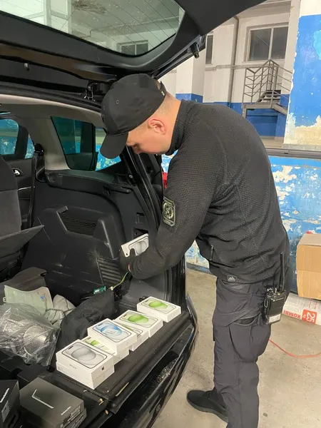 На кордоні з Польщею затримали рекордну партію iPhone на 8 млн грн (фото)