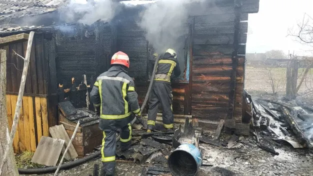 На Волині горів дерев’яний будинок (фото, відео)