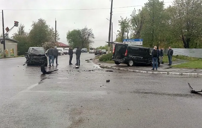 У Нововолинську ДТП: не розминулися мікроавтобус та легковик