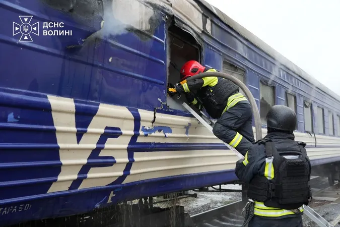 У Луцьку ліквідували наслідки влучання на вокзалі (фото)