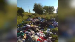 На Волині посеред поля викинули гори одягу (відео)