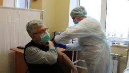 70 медиків Волинської обласної лікарні вакцинувалися проти COVID (фото)