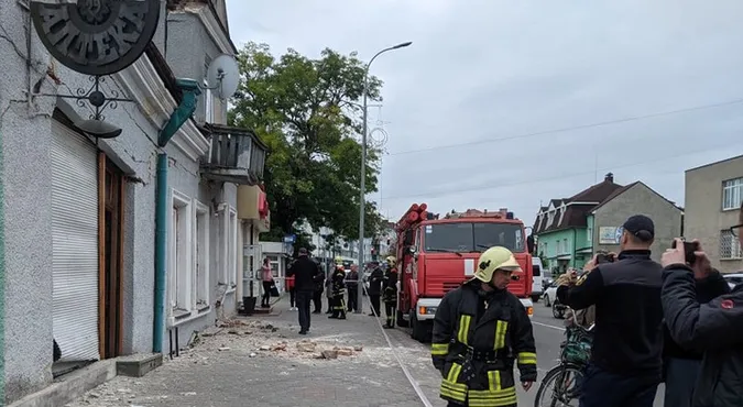 У Володимирі-Волинському обвалилася двоповерхова будівля в центрі міста (фото, відео)