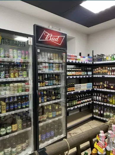 У центрі Луцька продають мінімаркет (фото)