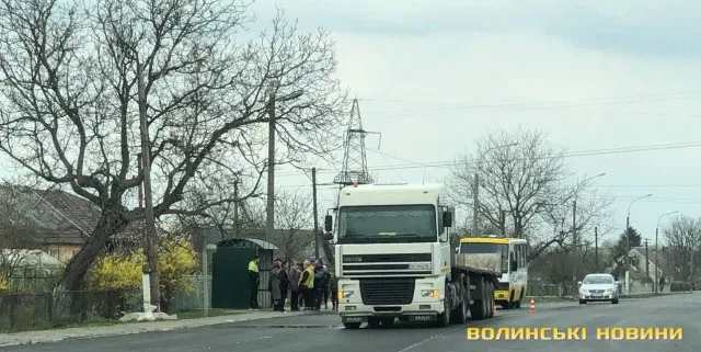 Загинула на місці: під Луцьком вантажівка збила жінку