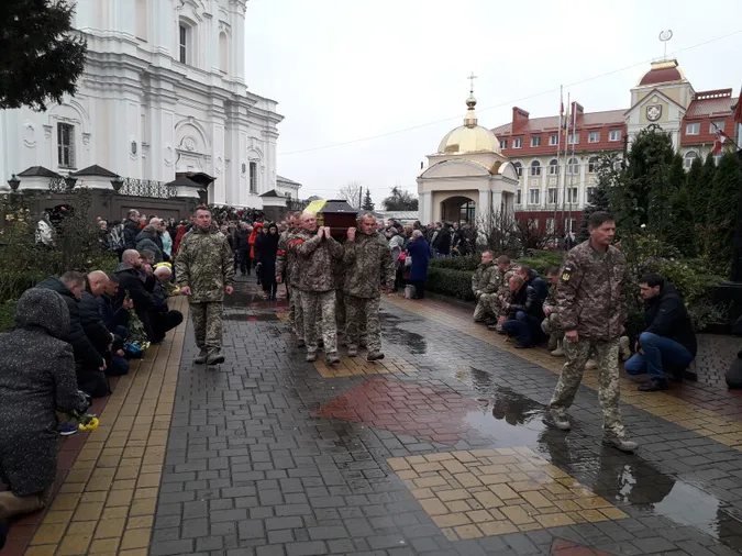 У Луцьку попрощалися із загиблим Героєм Денисом Кудрявцевим (фото)