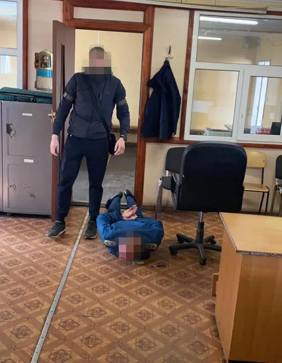 600 $ за євробляху: на Волині на хабарі зловили офіцера-прикордонника (фото)