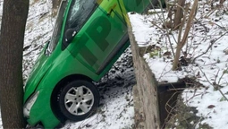 «Стоп-кран» для авто: у Луцьку машина скотилася зі схилу в дерево