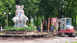У парку в Ковелі демонтували скульптуру «трьох дівчат»: що там відбувається (фото)
