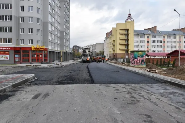 У Луцьку продовжують ремонтували вулиці та двори (фото)
