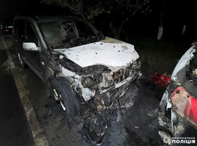Вночі у Рівному невідомі спалили дві автівки (фото)