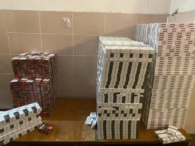 У «Ягодині» прикордонники виявили в мікроавтобусах понад 10 тисяч пачок сигарет (фото)