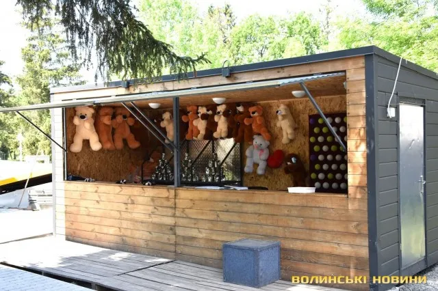 У луцькому парку запрацювали нові атракціони (фото)