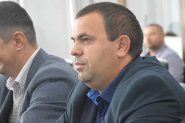 Начальник департаменту ЖКГ Юрій Крась з останніх рядів тільки спостерігав за тим, що відбувається