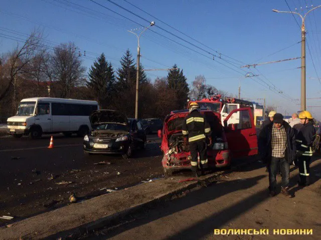 Потрійна аварія у Луцьку: потовклися два «Мерседеси» і Kia (фото, оновлено)
