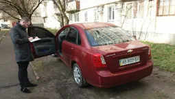 Автівки на газонах: у Луцьку знов шукали порушників (фото)