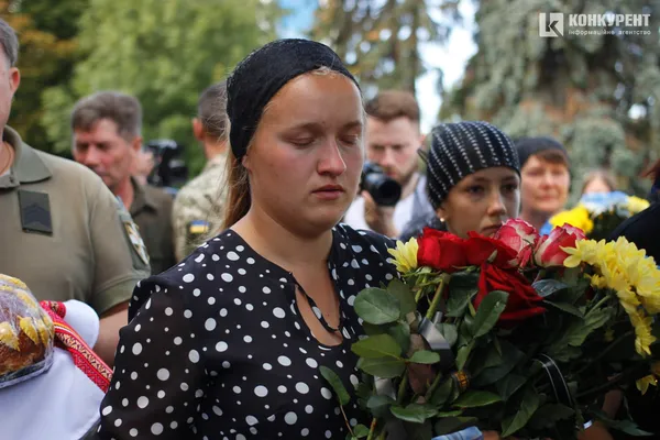 Плакали навіть чоловіки: Луцьк провів у останню путь воїна Михайла Дарчича (фото, відео)
