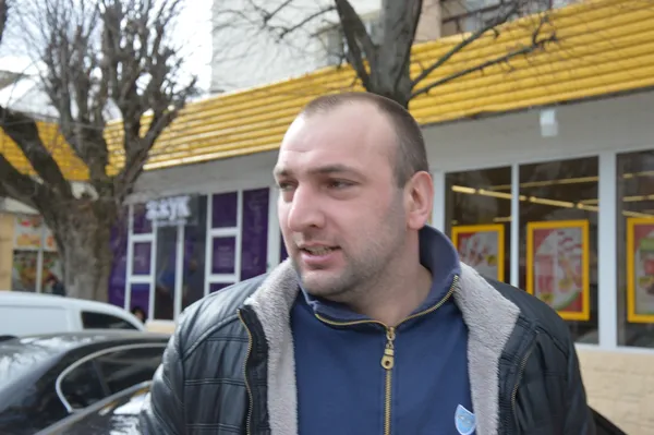 Як лучани «хвалять» дороги у місті