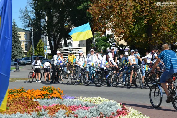 Луцьк святкує активно: на міські вулиці виїхали велосипедисти у вишиванках (ФОТО)