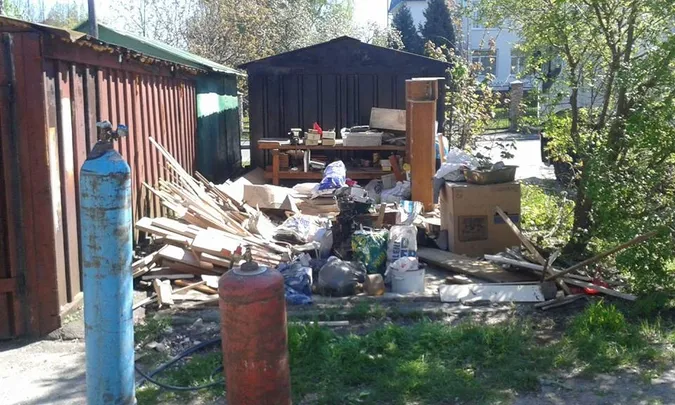 Меблі, гори одягу і сміття: що знаходять у незаконних гаражах Луцька (фото)
