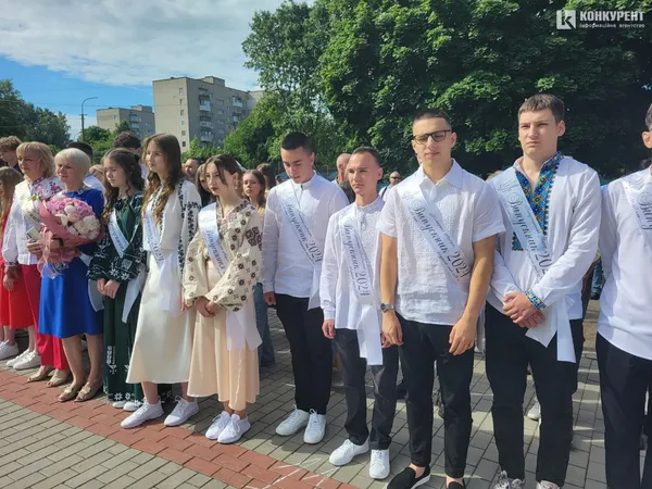 «Бо ми – люди-титани»: як у Луцькому ліцеї №10 танцювали випускний вальс (фото, відео)