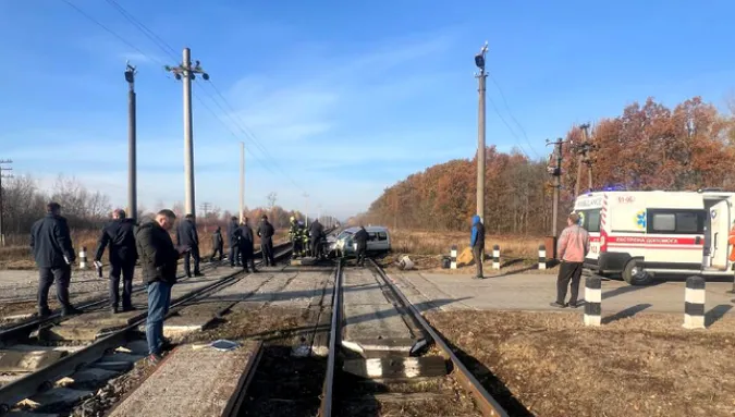 На Ковельщині зіткнулися автомобіль і потяг – працювали рятувальники (фото)
