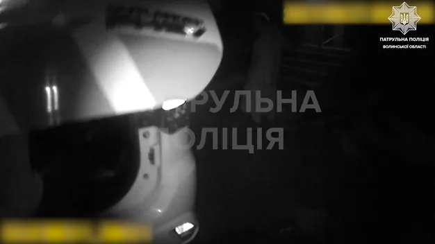 У Луцьку вночі патрульні допомогли жінці, яка так і не дочекалася тролейбуса (відео)